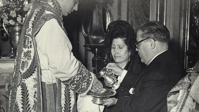 Carlos Fernández Revuelta con sus padres cuando se ordenó sacerdote.