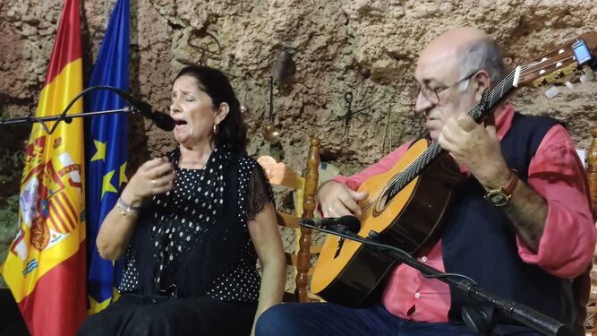 Antonia López al cante con la guitarra de Niño de las Cuevas.