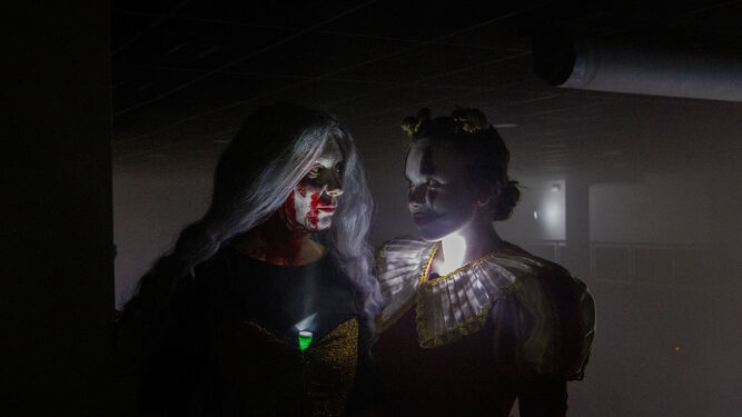Zombis, espíritus y otros seres terroríficos invadieron el Teatro Regio de Vera por Halloween.