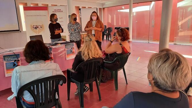 La Escuela de Igualdad abre la agenda de actos contra la violencia de género en Huércal de Almería