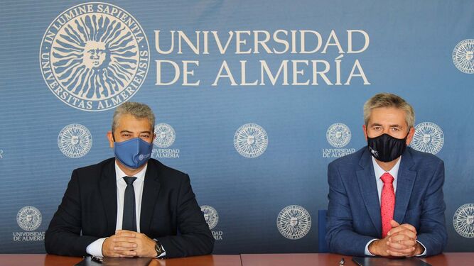 El rector de la Universidad de Almería, Carmelo Rodríguez, y Jesús García Puertas, patrono de Fundación.