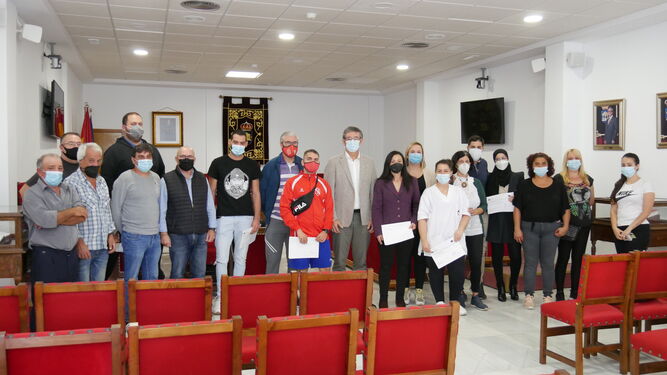 Foto de grupo con todas las personas que acudieron ayer al acto de entrega de diplomas.