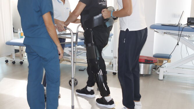 Un paciente con el exoesqueleto robótico.
