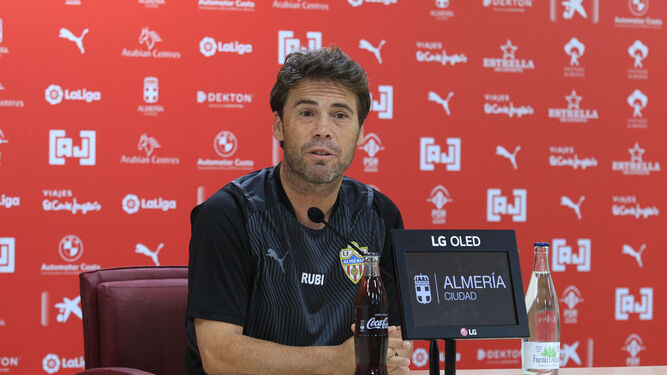 Rubi, técnico de la UD Almería, durante la rueda de prensa de este viernes.