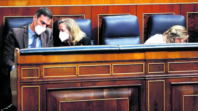 Sánchez escucha a Calviño en el Congreso en presencia de Díaz.