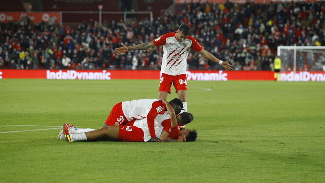 Dyego Sousa, tumbado en el césped, celebra con sus compañeros el 2-0 ante el Burgos