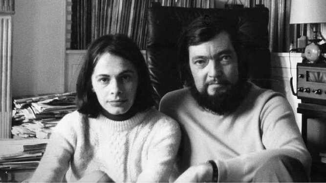 Cristina Peri Rossi y Julio Cortázar en su apartamento parisino, en la época en que fueron pareja.