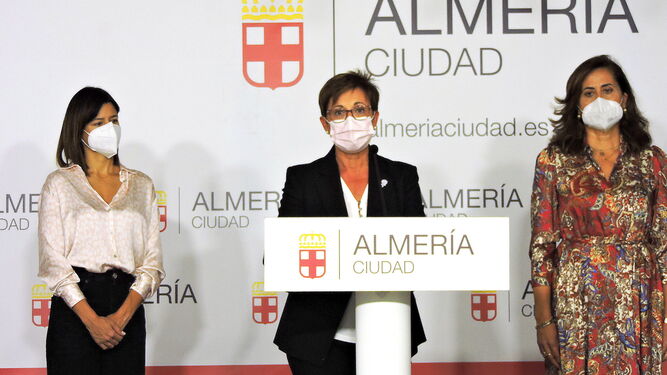 Valverde, portavoz del Grupo Municipal Socialista, con las concejalas Fátima Herrera y Carmen Aguilar.