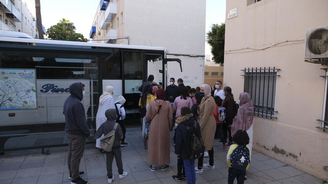 Los alumnos del colegio San Valentín suben al autobús el primer día de vuelta a las clases presenciales en sus nuevos colegios