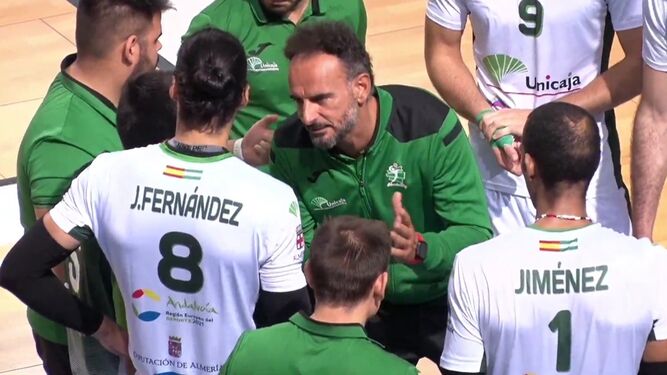 Manolo Berenguel charla con sus jugadores