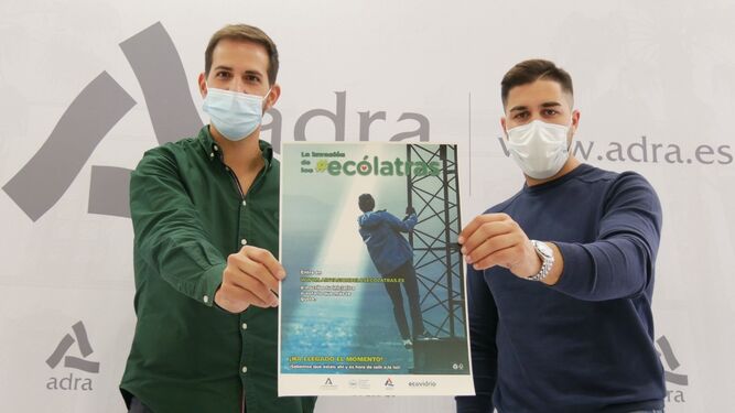 Los concejales de Medio Ambiente y Presidencia, Antonio Sánchez y José Crespo con el cartel.
