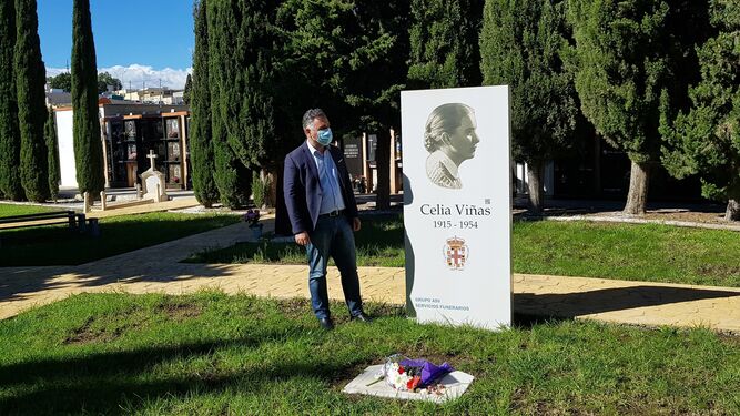 Antonio Ruano ante la tumba de Celia Viñas