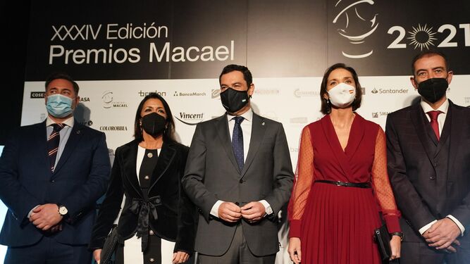 Moreno, rodeado por distintas autoridades y el presidente de los empresarios en Macael