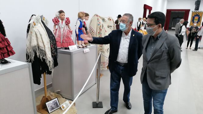 Francisco Torrecillas y Manuel Guzmán en la exposición de indumentaria.