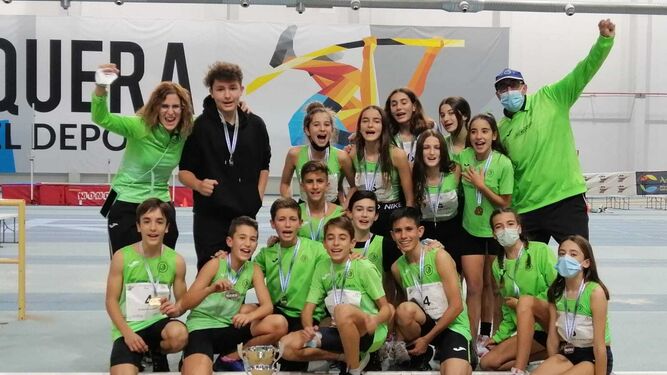 Los atletas del Bahía de Almería celebran su buen papel en la competición