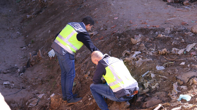 Agentes de la Policía Científica y de la Policía Judicial durante la inspección del terreno donde fueron hallados los huesos