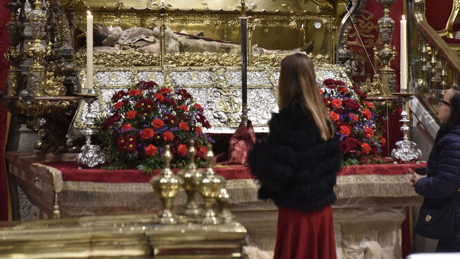 El cuerpo incorrupto del Rey San Fernando en la Capilla Real de la Catedral de Sevilla.