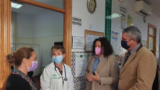 Los representantes institucionales, junto a la nueva pediatra en Balanegra.