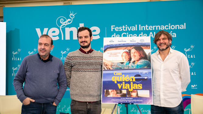 Enrique Iznaola junto al director Hugo Martín Cuervo, y el protagonista, Salva Reina.