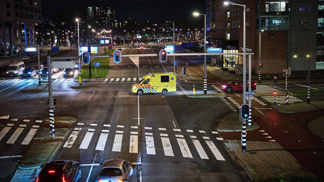 Una ambulancia traslada a un paciente con Covid desde el saturado hospital holandés de Ikazia, en Rotterdam, hacia Alemania.
