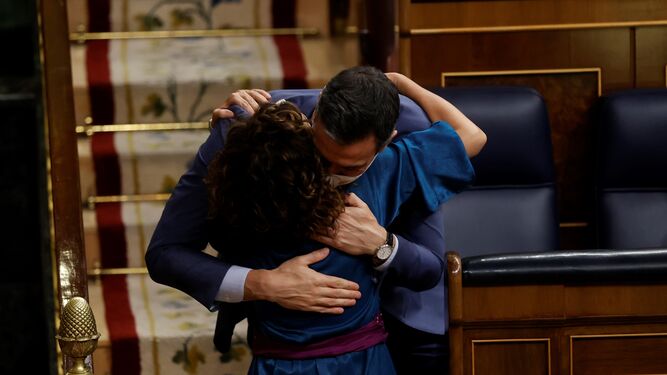El presidente del Gobierno, Pedro Sánchez, sa abraza con la ministra de Hacienda, María Jesús Montero, tras la aprobadción del proyecto de Ley de Presupuestos Generales del Estado para 2022 en el Congreso.