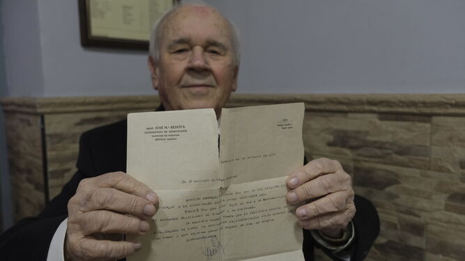 El Dr. Ortega Viñolo con la carta que le comunicaba su primer destino.