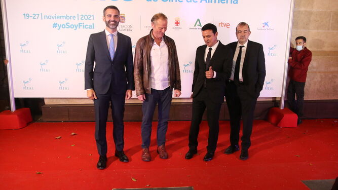 Iain Glen junto a Ramón Fernández-Pacheco, Javier A. García y Enrique Iznaola.