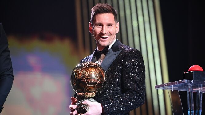 Messi, feliz tras recibir su séptimo Balón de Oro.