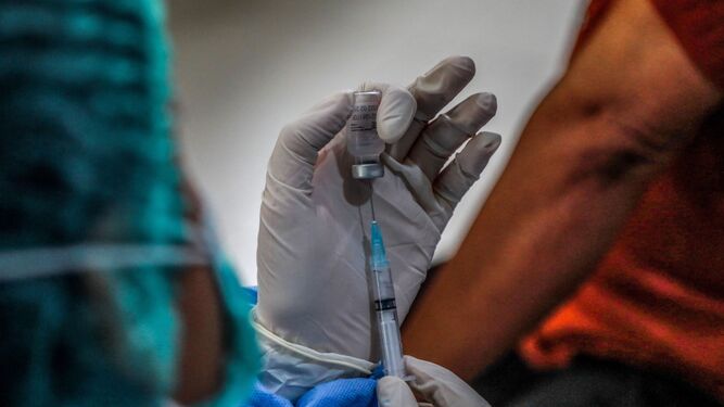Aún se desconoce la efectividad de las vacunas frente a la nueva cepa del coronavirus