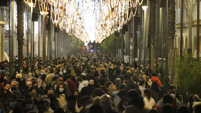 Cientos de personas reunidas hace unos días durante la inauguración del alumbrado navideño en Huelva.