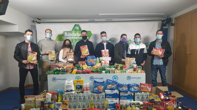 Nuevas Generaciones del PP entregan comida solidaria al Banco de Alimentos