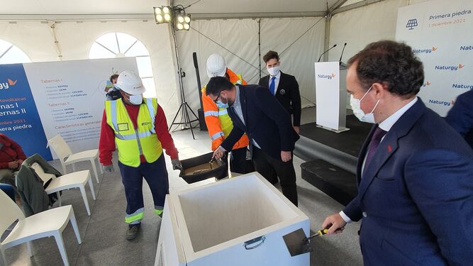 Momento de la puesta de la primera piedra de las dos plantas que Naturgy construirá en Tabernas de manos de su propio alcalde y del director general de Energía de la Junta de Andalucía.