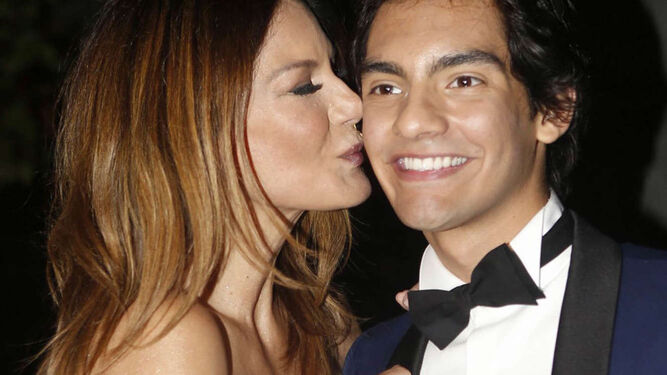 Ivonne Reyes besa a su hijo Alejandro en una imagen de archivo.