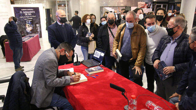 Alberto Cerezuela firmando ejemplares de su nueva novela.