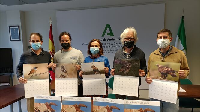 Los Vélez muestran su riqueza ornitológica en el Calendario 2022 del Grupo Ecologista Mediterráneo