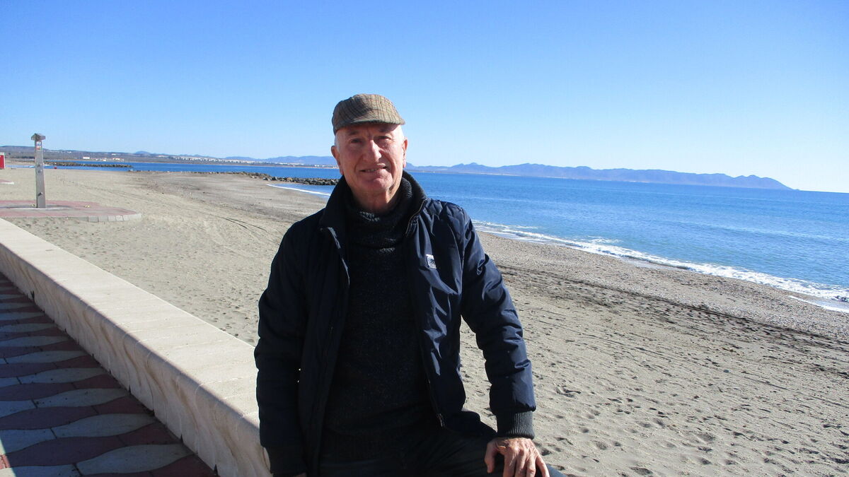 Pedro Giménez en la playa de Costacabana, donde vive desde su jubilación.