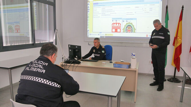 El inspector José Gázquez César imparte formación sobre Appolo a dos agentes de la Jefatura de Almería