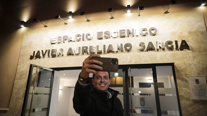 El presidente de Diputación se hace una fotografía en el espacio escénico con su nombre.