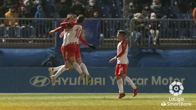 Villar y Curro, en medio del salto, se abrazan para celebrar el 1-1 en Fuenlabrada.