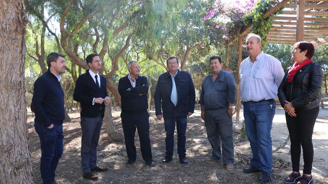 Los representantes del equipo de gobierno, junta local de Matagorda y Partido Socialista, en la visita al Parque Forestal.