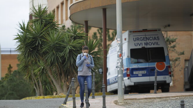 Una mujer camina con mascarilla por el complejo hospitalario Torrecárdenas.