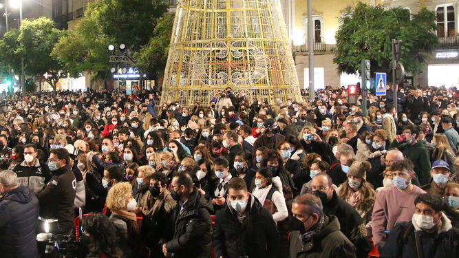 Miles de personas en el encendido navideño de Almería.