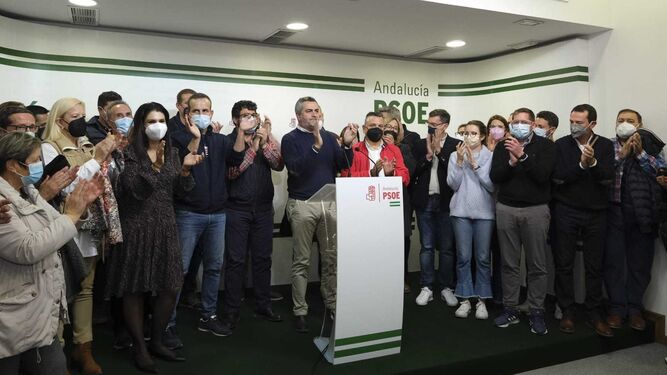 Juan Antonio Lorenzo, rodeado de compañeros de partido, tras ganar las primarias a secretario general del PSOE de Almería.