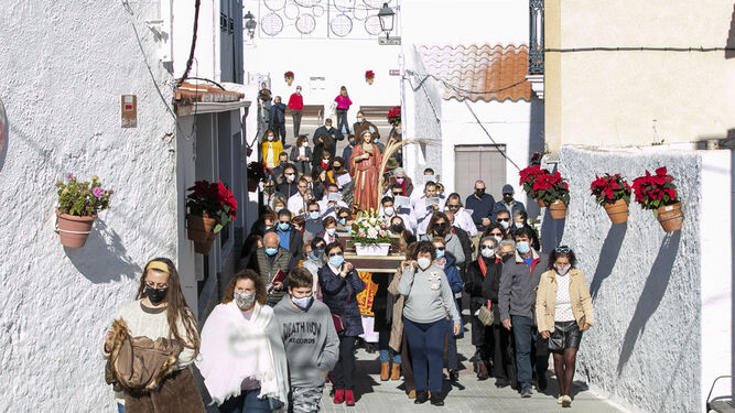 Procesión con la imagen de Santa Lucía.