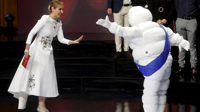 Ana Milán saluda al muñeco de Michelin.