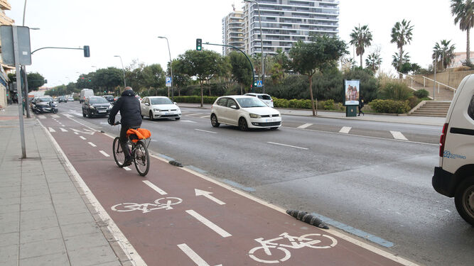 Ciclista circulando por uno de los carriles de carretera de Ronda