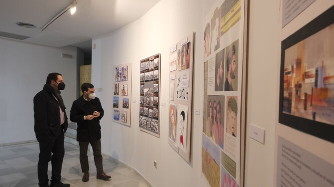 Juan Manuel Martín junto a Carlos Sánchez viendo algunas de las obras de la exposición.