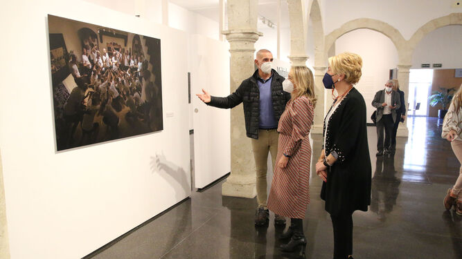 La viceconsejera de Cultura visitando la exposición de Rodrigo Valero en el CAF.