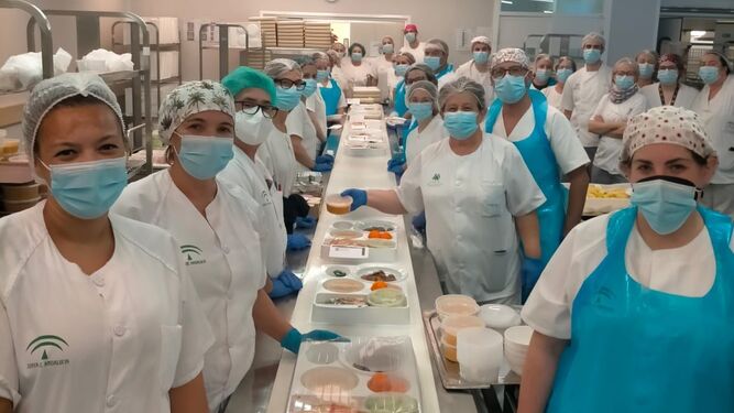 Profesionales de la cocina del Hospital Universitario Torrecárdenas.