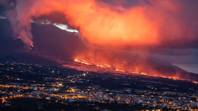 Espectacular imagen del colada del volcán de La Palma